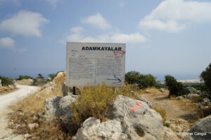 Adamkayalar Tabelası