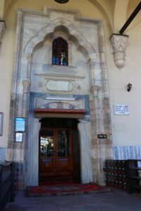 Üç Dilimli Kemerli Giriş, Hasan Çelebi Camii