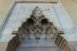 Pencere Üstü Mermer Mukarnas, Hasan Çelebi Camii