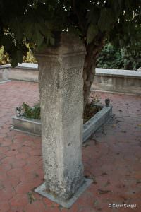 Valide Sultan Tekkesi Önündeki Namazgah Taşı