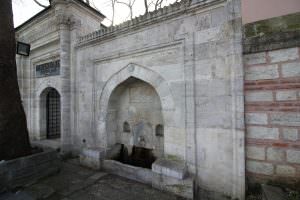 Şah Sultan Çeşmesi, Külliye Girişi