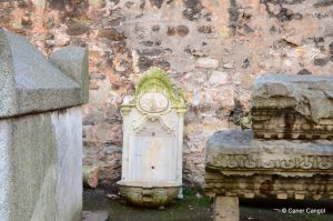 Arkeoloji Müzesi Dışında Bulunan Çeşme