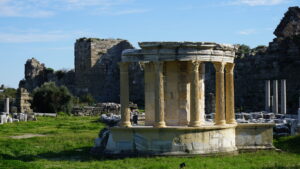 Side Tyche Tapınağı