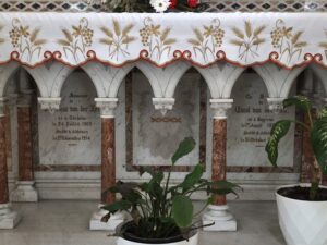 St.Helen (Azize Helena) Katolik Kilisesi, mezar taşı