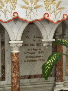 St. Helen Katolik Kilisesi içinde bulunan mezar taşı.