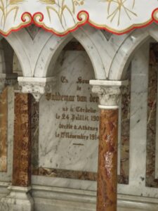 St. Helen(Azize Helena) Katolik Kilisesi, mezar taşı.