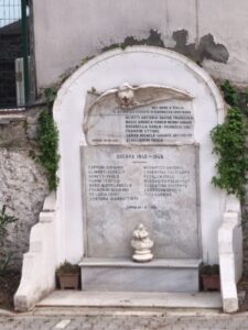 Santissimo Rosario Kilisesi bahçesinde bulunan anıt.
