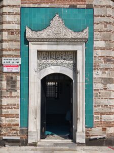 Konak Camii giriş kapısı.