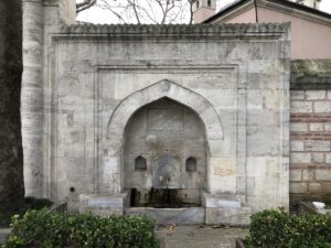 Şah Sultan Çeşmesi, Külliye Girişi