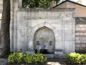 Şah Sultan Çeşmesi, Külliye Girişi