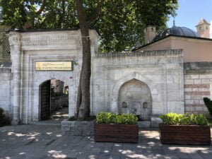 Şah Sultan Çeşmesi, Külliye Girişi