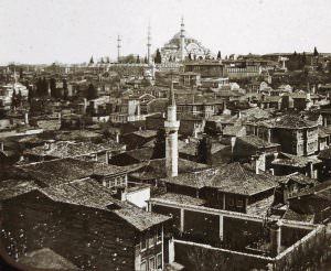 Bozdoğan Kemeri üstünden çekilen fotoğrafta önde Revani Çelebi Camii