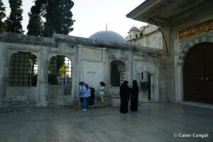 Ahmet Paşa Çeşmesi, Türbe Önü