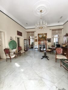 Charnaud Köşkü, Giriş.
