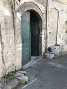 Mehmet Ağa Camii Doğu Girişindeki Sadaka Taşları