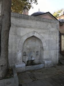 Şah Sultan Çeşmesi, Külliye Girişi