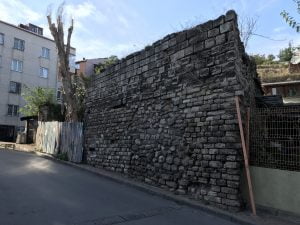 Sultan Çeşmesi Sokağı'nda Kalıntı