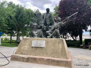 Muzaffer Sarısözen Heykeli