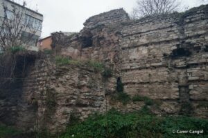 Sultan Çeşmesi Sokağı'nda Kalıntı