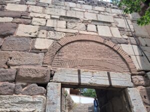 Genç Kapı Alınlığı ve Devşirme Taşlar