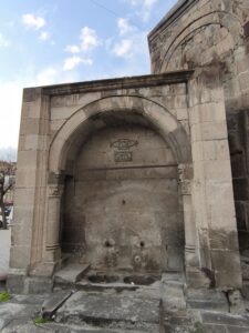 Hasbek Kümbeti Çeşmesi, geniş açıdan görüntü.