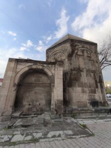 Hasbek Kümbet ve Çeşmesi, geniş, birlikte görüntü