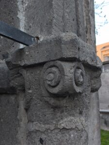 Gevher Nesibe Çeşmesi, sütun başı.