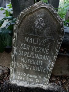 Maliye Başveznedarı Mehmed Halife'nin kabri.