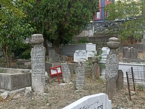 Bazı mezar taşlarından genel görünümü.