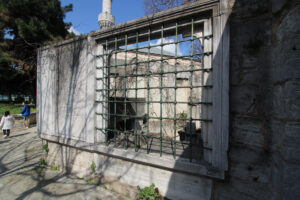 Takkeci İbrahim Ağa Sebili, Avlu Giriş