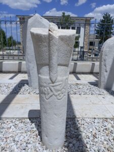 Bekir-1151 (1738/1739) yazılı börklü yeniçeri mezar taşı.