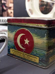 İsagulyan'a ait bir çay teneke kutusu örneği.