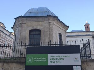 Solda Saatli Medrese, sağ arkada Peykler Medresesi