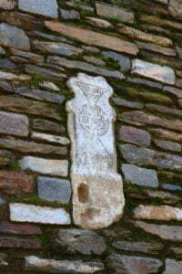 Suratlı Mehmet Paşa Camii Batısındaki Duvarda Süslemeli Bir Taş