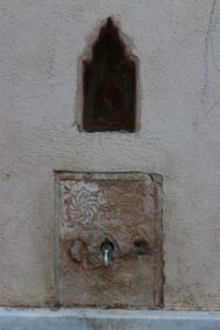 Atike Hanım Çeşmesi, İşlemeli Mermer ve Taslık Nişi