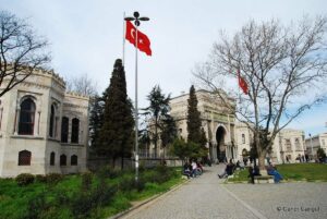 İstanbul Üniversitesi Seraskerat Kapısı