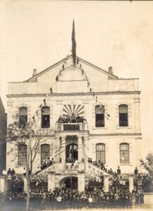 Yapının Ziya Gökalp İlkokulu olarak kullanılırkenki fotoğrafı