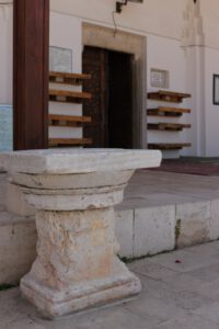 Devşirme Musalla Taşı, İki Oluklu Camii