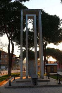 Şanizade Ataullah Efendi Anıtı