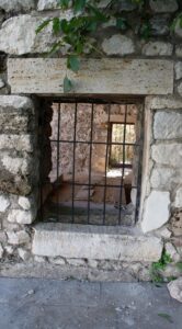 Kadılar Türbesi ile arasındaki pencere