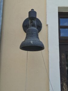 İstasyonun cephesindeki 1893'ten sonra üretilmiş "Fried. Krupp A.G. Grusonwerk Magdeburg" yazılı çan