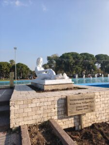 Yatan Kadın Heykeli 2, Kültürpark 13 Yatan Kadın Heykeli 2, Kültürpark