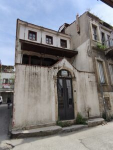 Kumrulu Mescit, Konak