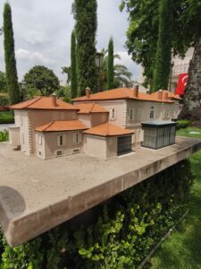 Mattheys Köşkü, Arkas Sanat tarafından halı müzesi ve cafe olarak kullanılmaktadır.