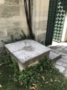 Binek Taşı, Şehzade Mehmet Camii Türbeler Kapısı