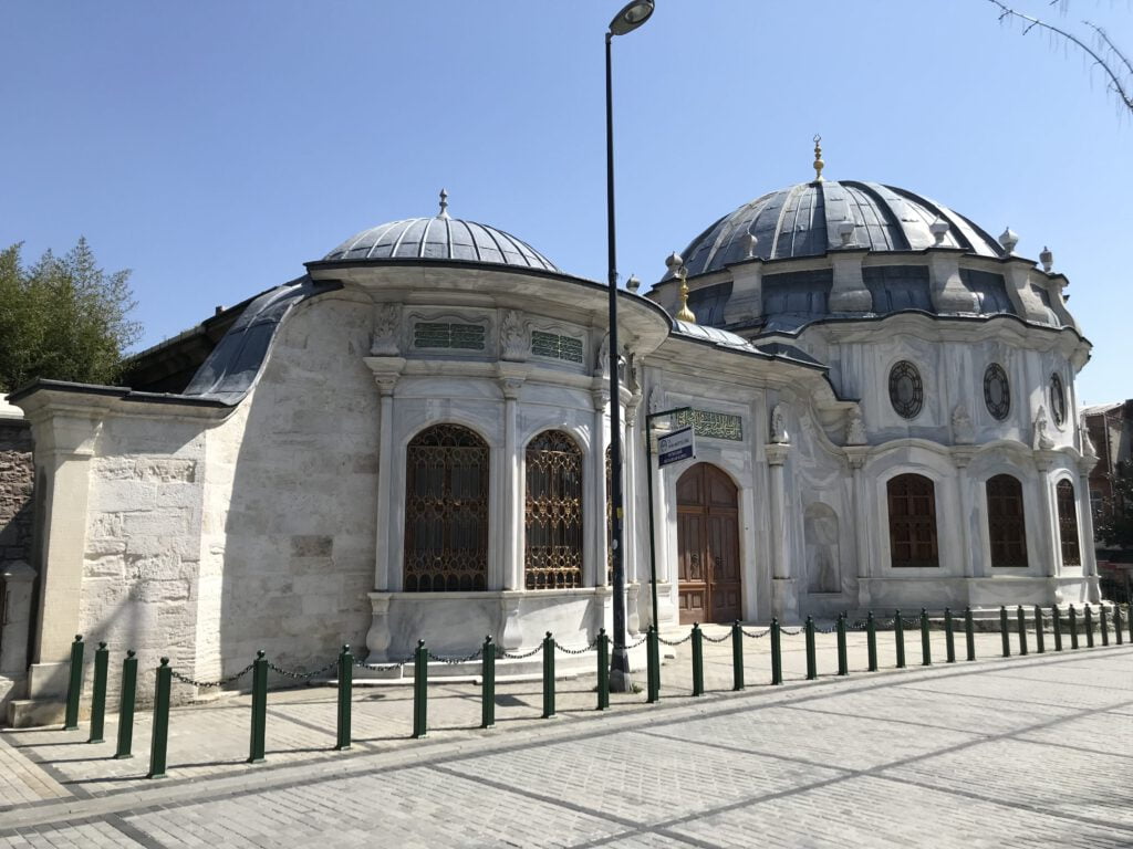 Nakşidil Valide Sultan Türbesi • Konumu, Fotoğrafları ve Hakkındaki