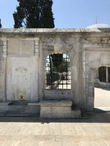 Binek Taşı, Fatih Camii Türbeler Kapısı