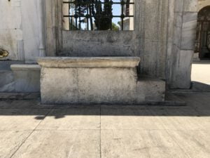 Binek Taşı, Fatih Camii Türbeler Kapısı