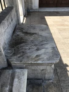 Binek Taşı, Fatih Camii Türbeler Kapısı