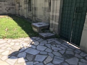 Binek Taşı, Şehzade Mehmet Camii Türbeler Kapısı